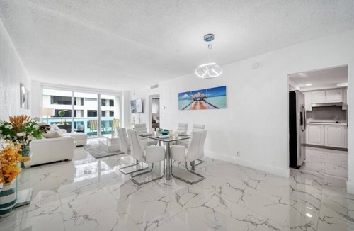 Hollywood South Central Beach Condo | Beachfront Condo| Steps to Broadwalk | Sleeps 6|Pool+Gym