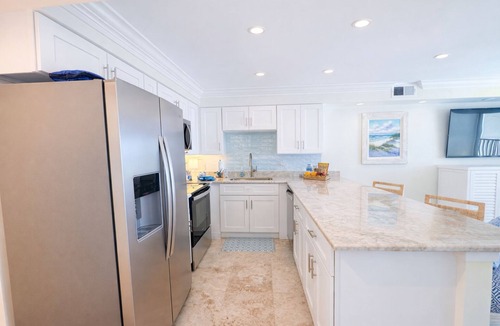 Fort Myers Beach Condo | Beachfront, Dolphins,North End, walk to Margaritaville, Shelling