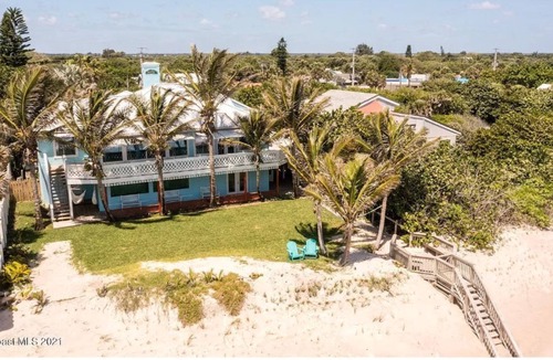 Floridana Beach House | Beachfront Paradise! GREAT FAMILY Vacation! SALTWATER HEATED POOL