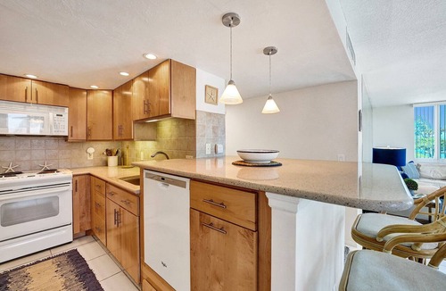 Palm Beach Shores Condo | Beachfront Pool Condo: Coral Blue