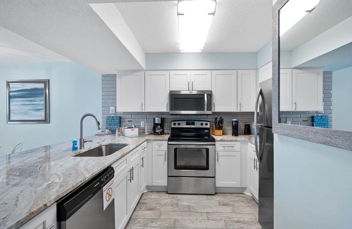 Destin Condo | BEACHFRONT Resort - Remodeled - 140+ 5-STAR reviews! 3 Pools -Tiki Bar 8th Floor