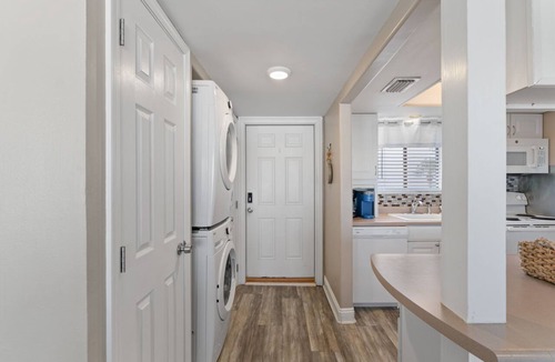 Holiday Isle Condo | Beachside 2BR | Gulf Views & Upper-Level Balcony