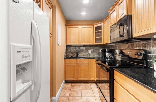 Crescent Beach Condo | Beachside Ground Floor Walkout. Heated Pool. BBQ Grills ☀️