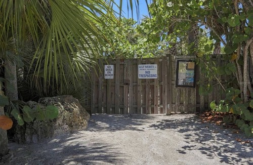 Venice House | Beachwalk Bungalow on Venice Island - in-ground pool plus beach just steps away!