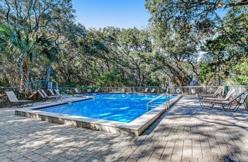 Fernandina Beach House | Beachwood Residence Nestled in a Canopy of Oak Trees