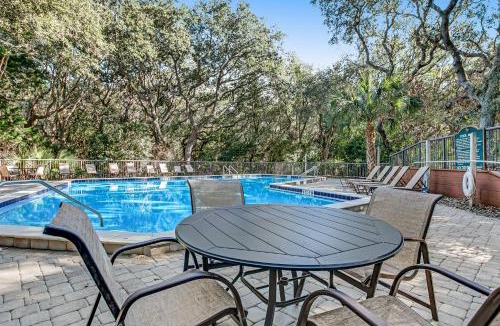 Fernandina Beach House | Beachwood Residence Nestled in a Canopy of Oak Trees