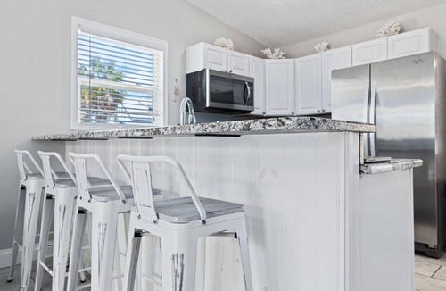 Ozona House | Beachy 2/1 Condo, One Block Downtown Palm Harbor!