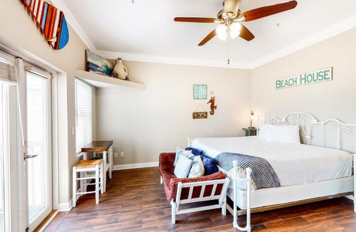 Gulf Place Apartment | Beachy condo with free WiFi & shared pool hot tub - short walk to the beach