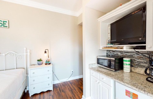 Gulf Place Apartment | Beachy condo with free WiFi & shared pool hot tub - short walk to the beach