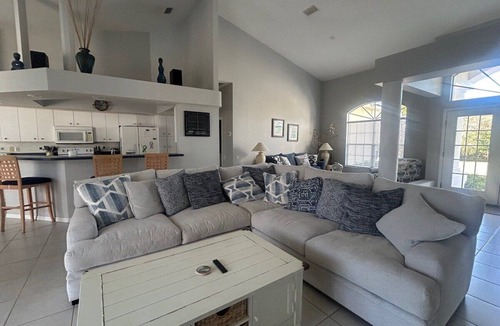 South Venice House | Beachy Vibes - Relaxing walk down the lane to the beach.