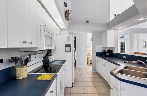 South Venice House | Beachy Vibes - Relaxing walk down the lane to the beach.