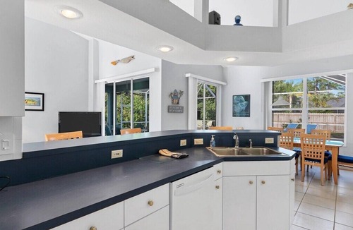 South Venice House | Beachy Vibes - Relaxing walk down the lane to the beach.