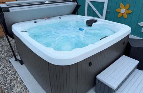 Manitou Beach-Devils Lake Cottage | BEAUTIFUL LAKEFRONT COTTAGE! ☀️🧡 HOT TUB, KAYAKS! Private dock