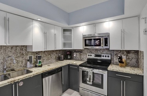 Hollywood South Central Beach Condo | Beautiful 1/1 Beach View 14 floor