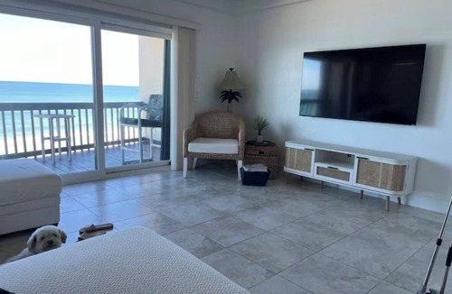 Melbourne Beach House | Beautiful 2 bedroom townhouse 30 second walk from the beach.