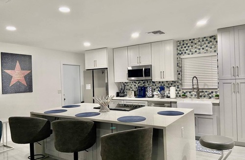 West Palm Beach House | Beautiful 2 Bedroom West Palm Beach Pool and Jacuzzi Home