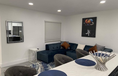 West Palm Beach House | Beautiful 2 Bedroom West Palm Beach Pool and Jacuzzi Home