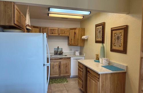 Seminole Condo | Beautiful 2 bedroom, 1 bath condo close to Madeira beach, great amenities!