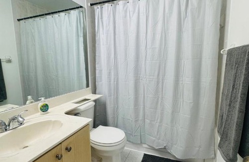 The Crossings Apartment | Beautiful 2rooms Condo w free parking fast WiFi