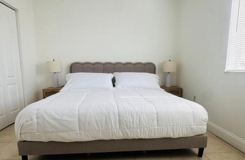 The Crossings Apartment | Beautiful 2rooms Condo w free parking fast WiFi