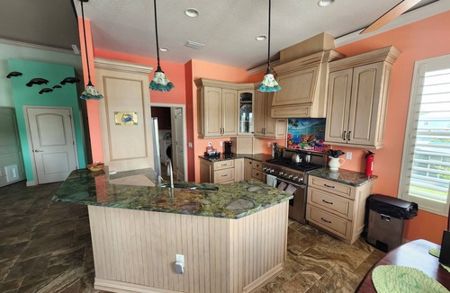 Crystal River House | Beautiful 3/3 on deep water canal. floating dock, kayak ramp, game room
