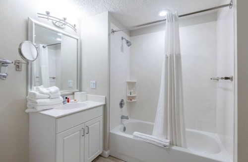 Brush - Stewarts Resort | Beautiful 3BD/2Bath Daytona Suite - Pools, Lazy River, Bar, Slides