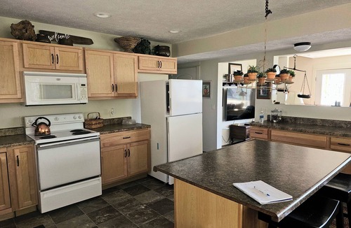 Shelby House | Beautiful 6 bedroom cottage on Stony Creek and Stony Lake