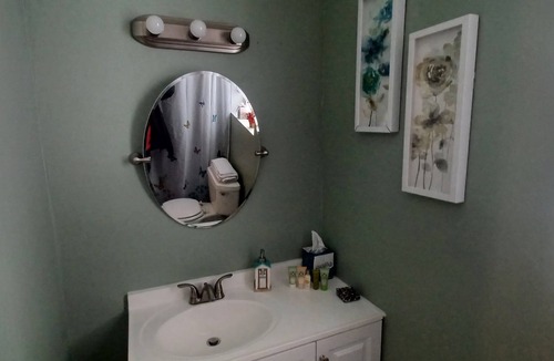 Margate House | Beautiful and comfortable bedroom with private bathroom