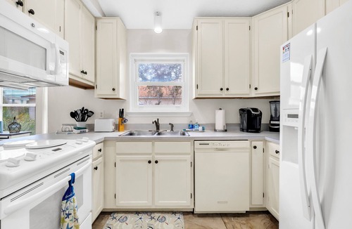 Crystal Beach Cottage | Beautiful beach cottage! West end! 3 blks to beach! Front & back porch! Save