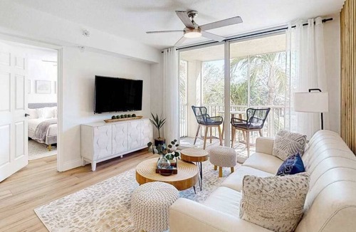Winkler Condo | Beautiful bright condo with a balcony & W/D - pool, gym, and game room access
