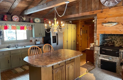 Branch House | Beautiful Cabin with Gorgeous Riverbend View. Great for relaxation and fishing!