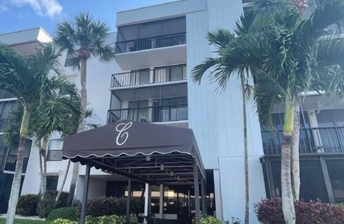 Fort Myers Condo | Beautiful condo perfectly positioned along the Caloosahatchee River,