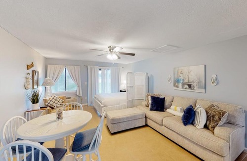 El Centro Beach Apartment | Beautiful condo located on the beach - close to attractions pool & Hot tub