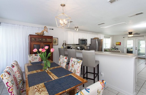 Toilla Segunda House | Beautiful Cozy Beach Cottage, 1 block to beach, west of hotels, easy access
