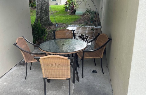Largo House | Beautiful cozy villa with one bedroom plus den sleeps up to 4. 3 pools clubhouse