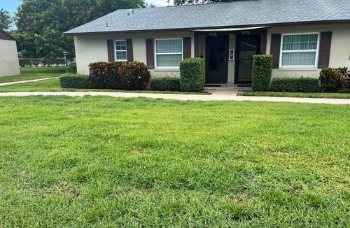 Largo House | Beautiful cozy villa with one bedroom plus den sleeps up to 4. 3 pools clubhouse