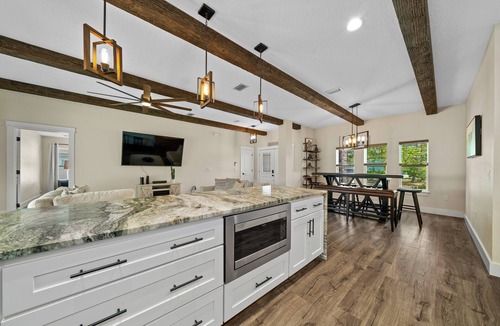Spring Hill House | Beautiful Custom Home - only 3 Minutes to Weeki Wachee Springs & Hospital