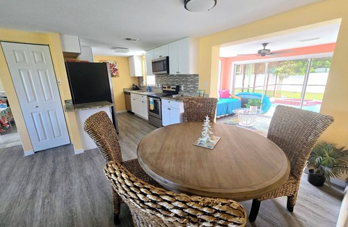 South Venice House | Beautiful heated pool & spa home, walk to Shamrock Park and close to beaches.
