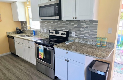 South Venice House | Beautiful heated pool & spa home, walk to Shamrock Park and close to beaches.
