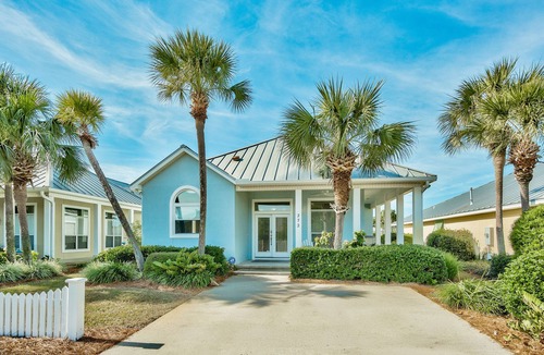 Miramar Beach House | ⭐️Beautiful House In Maravilla! 5-Min Walk to Beach! Beachfront Pool, Hot Tub!⭐️