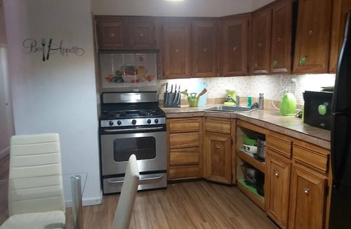 Queens House | BEAUTIFUL, LARGE 4 BEDROOMS, 2 BATHS, BALCONY IN REGO PARK UP TO 15 PEOPLE OK