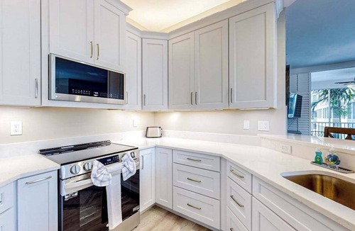 Vanderbilt Beach Condo | Beautiful, luxury condo in Regatta at Vanderbilt Beach with hot tub, gym & lanai