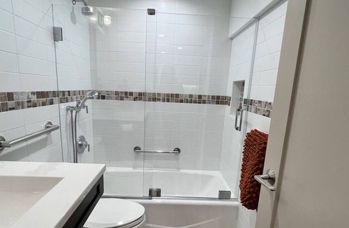Long Beach Apartment | Beautiful, modern, 2 bedroom/2 bathroom apartment 1 block from beach & boardwalk