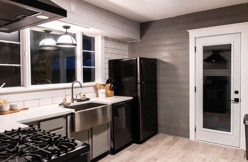 Kalamazoo House | Beautiful Modern Downtown Kalamazoo Home- next to WMU and K College!