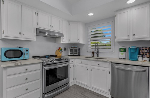 Naples Park Cottage | Beautiful Naples Home, walk to the Beach!