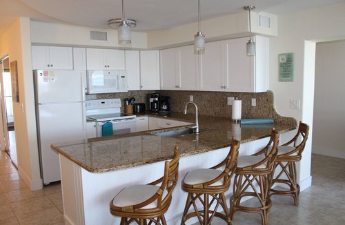 New Smyrna Beach Condo | Beautiful New Smyrna Beach Super Clean, Updated 2/2 DIRECT OCEANFRONT, No Dr Bch