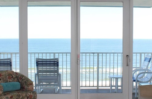 New Smyrna Beach Condo | Beautiful New Smyrna Beach Super Clean, Updated 2/2 DIRECT OCEANFRONT, No Dr Bch