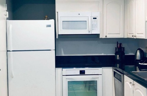 Hollywood South Central Beach Condo | Beautiful ocean view condo steps from beach 2/2