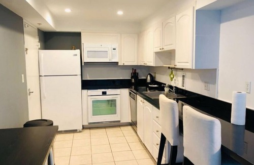 Hollywood South Central Beach Condo | Beautiful ocean view condo steps from beach 2/2