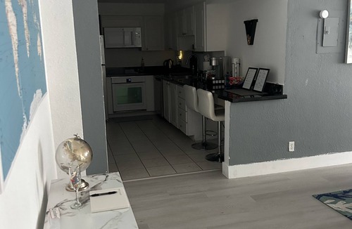 Hollywood South Central Beach Condo | Beautiful ocean view condo steps from beach 2/2